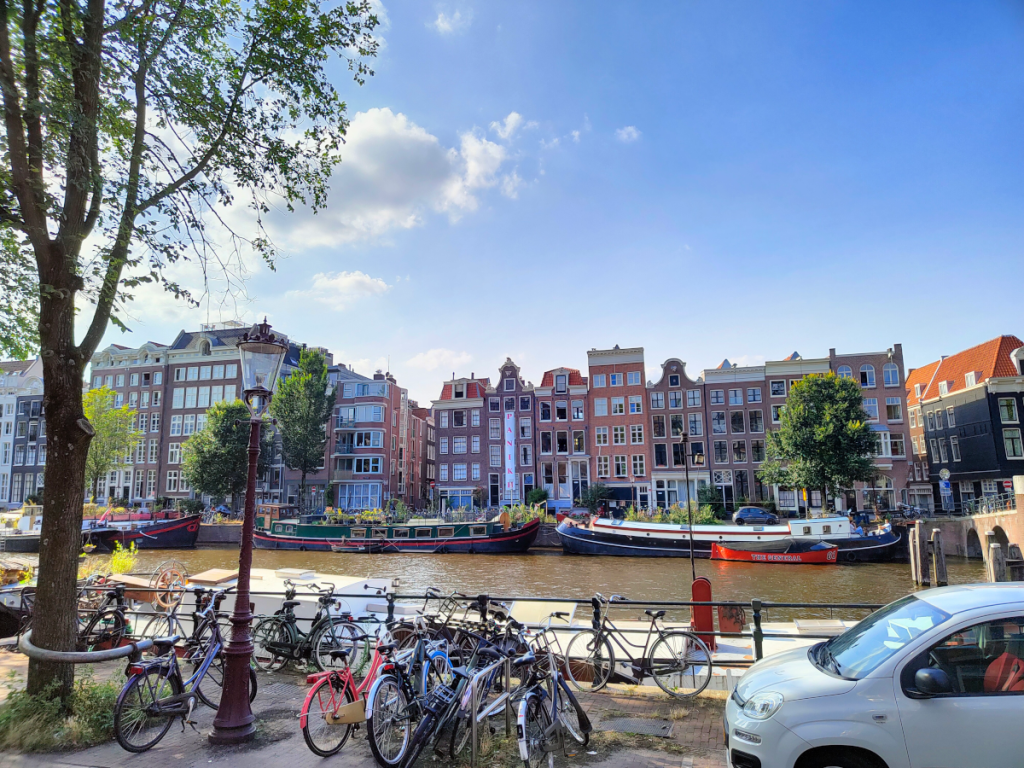 amsterdam city bikes houses
